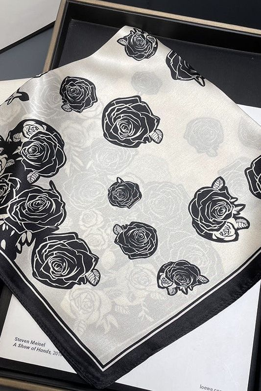 Elodie-huivi (100 % hedvábí – 68 cm)